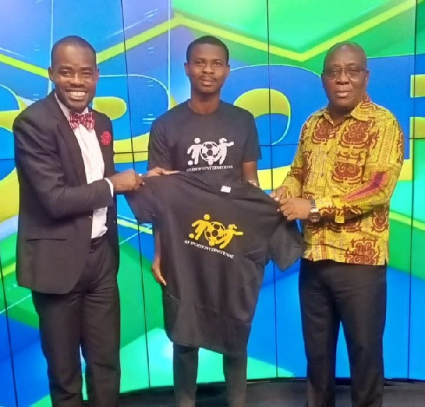 Mr Fianoo (right) present an AA replica to GTV's Theophilus Sampah