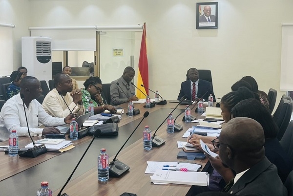 Dr. Mohammed Amin Adam (middle), his deputies and others at the meeting