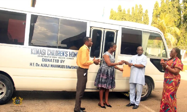Ashanti Region Minister Simon Osei-Mensah presented the bus on behalf of Bawumia
