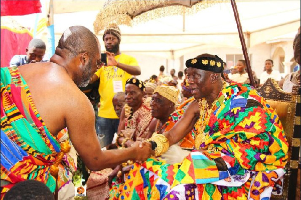 Dr Matthew Opoku Prempeh greeting the Krachiwura, Nana Mprah Besemuna