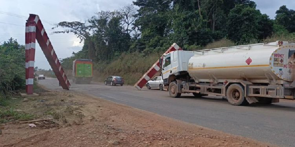 Height restriction barrier has collapsed on the Accra-Kumasi highway