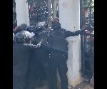Watch protestors attempt to 'force open' gate at Supreme Court amid heavy police presence