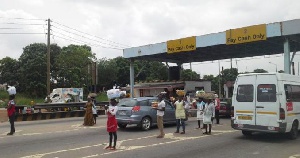 Hawkers who saw the crime scene were threatened by the robbers with guns