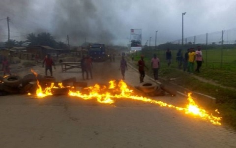 Residents burnt tyres to demonstrate against the nature of their roads