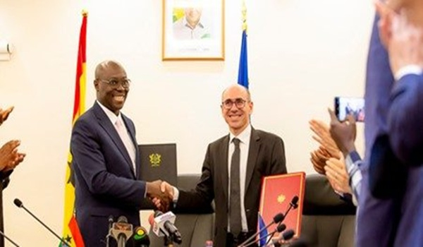 Finance minister, Cassiel Ato Forson (L) and the Secretary-General of Paris Club, William Roos (R)