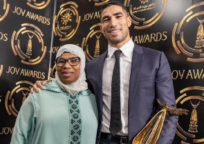 摩洛哥后卫，阿克拉夫·哈基米和他的母亲
