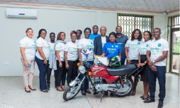 Officials of the bank in a picture with participants of the workshop