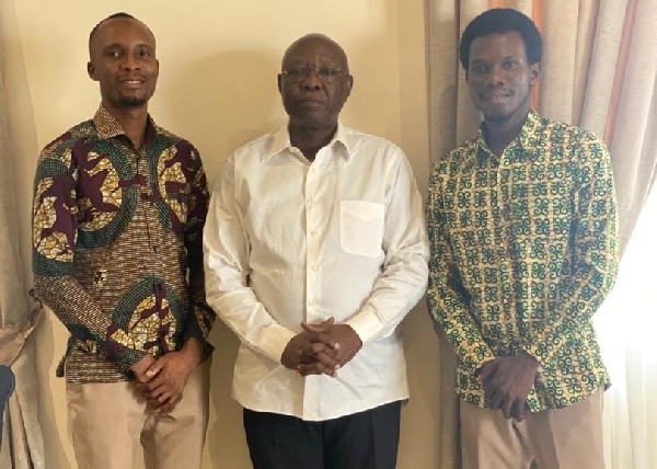 Akwasi Opong-Fosu with reps from the Volta Regional Students’ Association