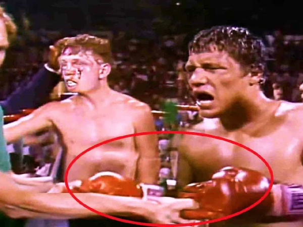 Billy Collins Jr (L) and Luis Resto (R) during the fight