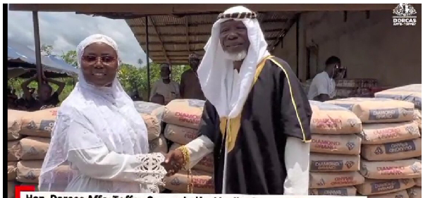 Dorcas Affo-Toffey (L) making a presentation of the items