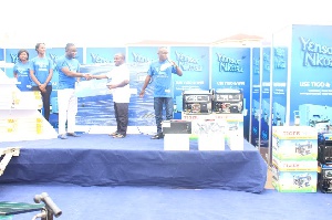 Elijah Oluwafemi Zebulon receiving his prize