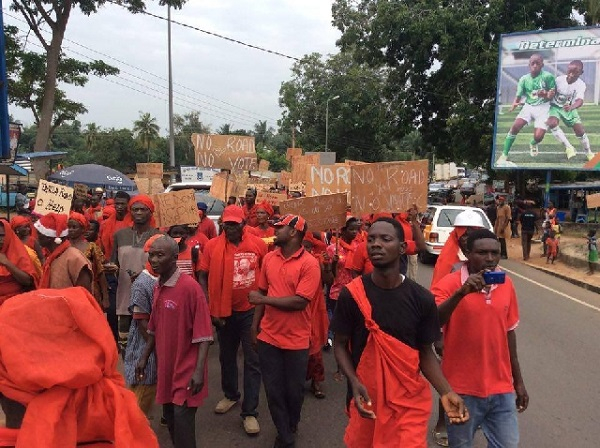 People demonstrating over their bad roads