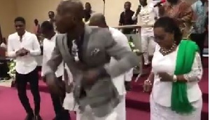 The Pastor exhibited his dance moves to cheer up President Mahama and his family
