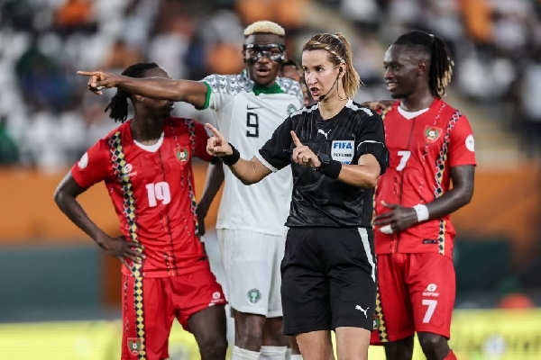 دخلت المغربية بشرى كربوبي التاريخ كأول حكمة عربية في كأس الأمم الأفريقية