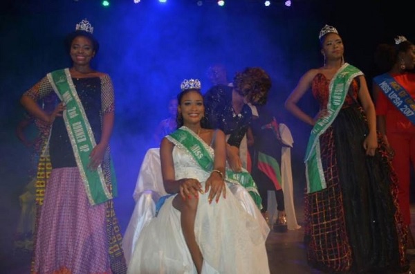 Victory Ekwugha  seated with her two runner-ups