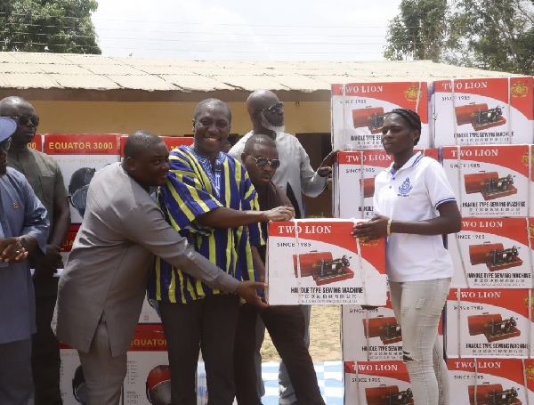 Alexander Afenyo-Markin presenting sewing machines to beneficiaries