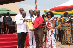 President Akufo-Addo delivering an award to one of the workers at the ceremony