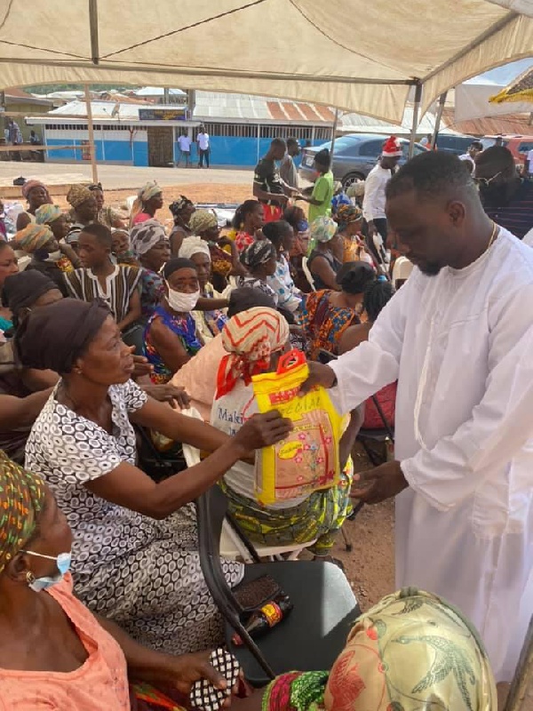 Ohene Kwame is giving out rice, chicken, and oil to a rough total of over 2,000 widows