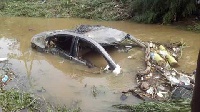 The car was carried away into a lagoon by the heavy currents