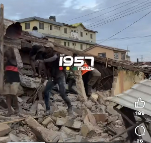 Some rescuers are seen trying to rescue those believed to have been trapped under the rubble