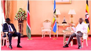 South Sudan President Salva Kiir (L) holding a discussion with Uganda's President Yoweri Museveni