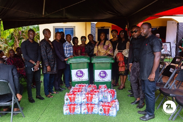 Zoomlion delegation presented waste bins and bottled water to tthe family