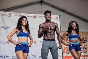 Sena Agbeko in the midst of the two gorgeous ladies during the weigh in