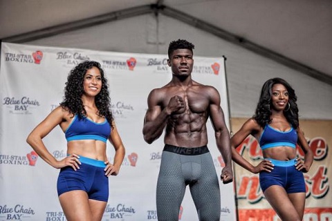 Sena Agbeko in the midst of the two gorgeous ladies during the weigh in