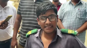 Year 10 student Farhan Hasan wey finished im exam wen di plane crashed