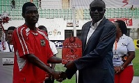 Kotoko midfielder Bennett Ofori receiving his award as the Discovery of the G6 tourney