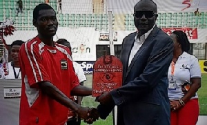 Kotoko midfielder Bennett Ofori receiving his award as the Discovery of the G6 tourney