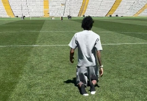 Raphinha  walking on the pitch with his knees