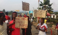 Some youth of Bunsu in the Eastern Region threaten to block a section of the Accra-Kumasi road