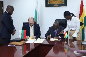 Kwaku Ampratwum-Sarpong and Yanko Vasilev Yordanov signing the agreement