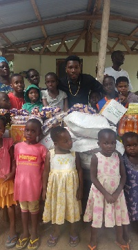 Article Wan and the children at the Orphanage