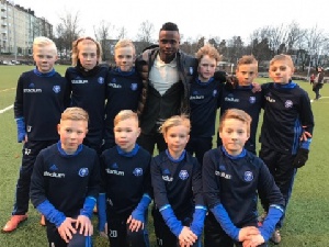 Evans Mensah with some young players