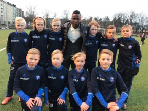 Evans Mensah with some young players