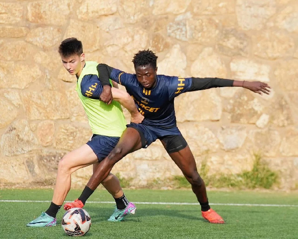 Hafiz Gariba (R) in a duel against an opponent