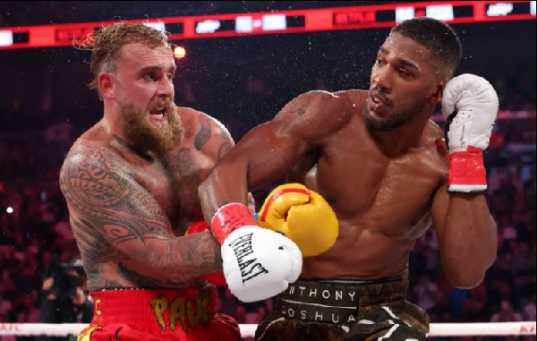 Anthony Joshua (R) defeated Jake Paul (L) in the sixth round