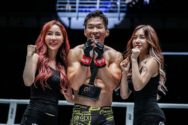 Park Dae Sung from decided against hugging two ring girls after his win