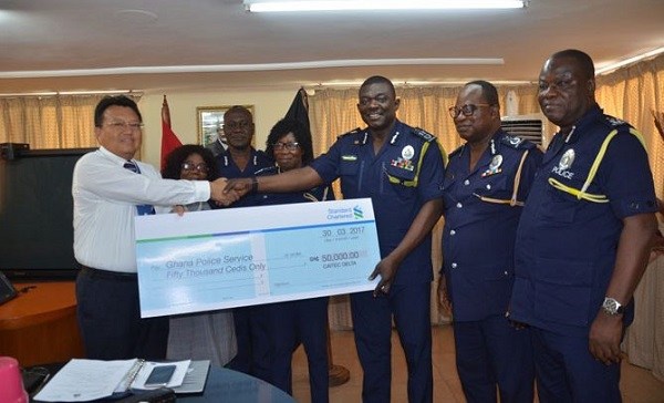 Tang Hong donating the amount to IGP