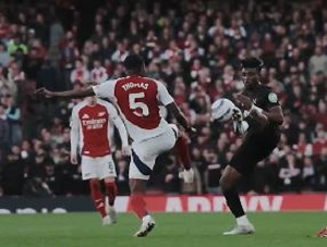 Thomas Partey (in red jersey with the leg raised) and Kudus (in black jersey)