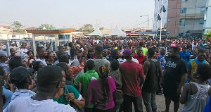 The angry customers formed long queues as they anticipate the resolution of the challenge