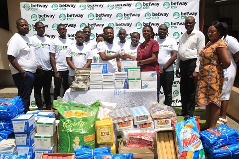 Officials of Betway with staff of the hospital