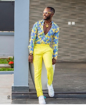 Okyeame Kwame in  fashionable yellow pants and coloured top