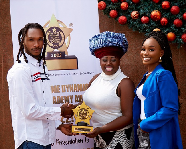Akumaa sandwiched by organisers of the award scheme