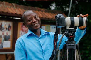 David Andoh wins Photo Journalist of the year 2017 at the GJA Awards