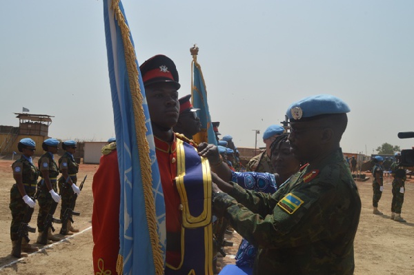 Lieutenant General Frank Mushyo Kamanzi awarding medals to personnel of UNMISS GHANBATT