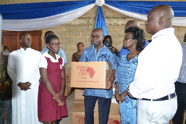 Marshallans presenting books to a school