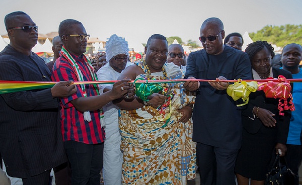 President Mahama and Gbese Mantse cutting tape to inaugurate the new school